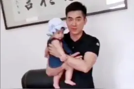 “宠孙狂魔”火了，带小孙女看楼盘羡煞旁人，网友：跪求同款爷爷图片