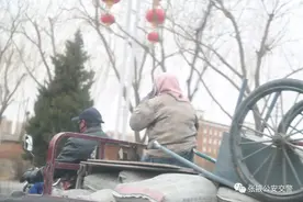 @骑车人 口罩戴好了，头盔呢？图片