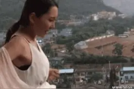 “蹦极女子”这下火了，要跳时衣服却一直往下掉，蹦极需谨慎图片