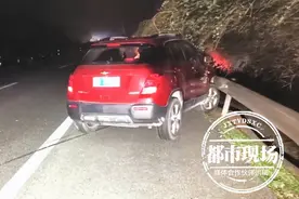 惊魂瞬间！高速行车经验不足 女司机S形路线撞击两侧护栏图片