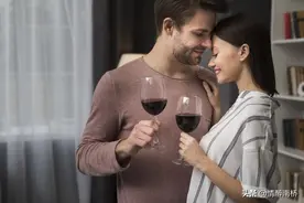 “撩”女生的4个步骤，男人运用好了，能抱得美人归图片