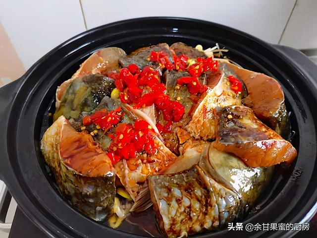 家常烧鱼我常用这方法，食材入锅再加碗啤酒，味美下饭料也多