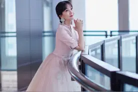 女神赵雅芝，一袭粉色纱裙甜美浪漫，手持鲜花如同少女般娇俏动人图片