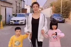 47岁金巧巧携儿女热舞，瘦到腿和8岁女儿同样细，儿子被指不像妈图片