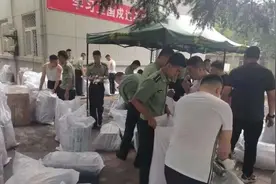 “轻装”离校，行李有他！图片