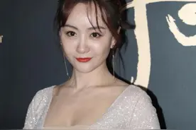 杨蓉真敢穿！一袭低胸紧身裙惊艳无比，网友：眼睛挪不开图片