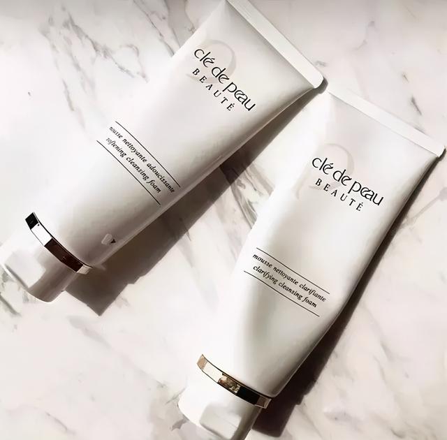 网络口碑超好的温和控油补水洗面奶推荐：让你用完肌肤更白嫩透白