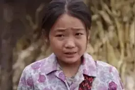 还记得《暖春》里那个爱哭的小花吗，她已经长大了图片