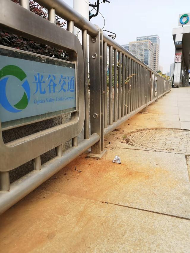 武汉东湖新技术开发区关南园路段脏乱差