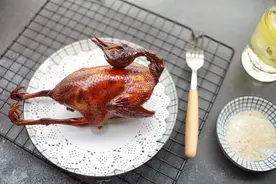 蜜汁脆皮乳鸽在家里就可以吃，不用一滴油，好吃得连骨头都不放过图片