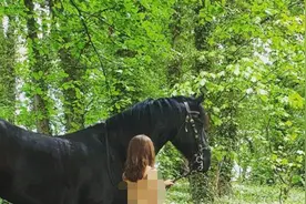 英国女子山中光身徒步旅行，与大自然融为一体，引粉丝效仿图片