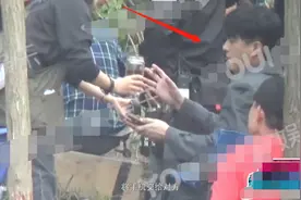 靳东片场抽雪茄被偷拍，吞云吐雾姿势老练，身穿西装精神状态佳图片