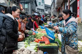 河南大姐摆摊卖菜，利用“一斤猪肉”做活动，年进账100万，真牛图片