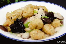 夏天，吃凉皮的人越来越多，洗出来的面筋不要浪费，这样做真香图片