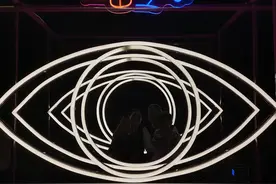 总有双眼睛盯着你图片
