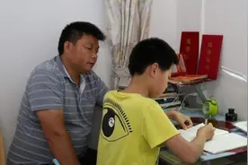 宝爸深夜质问老师："学生是你教还是我教？"，班级群顿时炸开锅图片