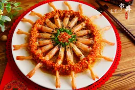 年夜饭的压轴菜，上锅蒸一蒸，“富贵大虾”端上桌，火红吉祥图片