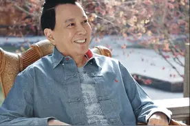 陈冠希邀请爸爸为自家服装拍广告，陈父头发黝黑，精神矍铄仍年轻图片