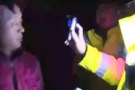 河南郑州：有意思！交警查酒驾 司机们竟这样表现视频封面