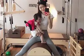 28岁韩国辣妈，抱着女儿健身，这身材哪像生过女儿的！凹凸有致图片