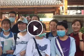 老师穿旗袍祝福高考学生“旗开得胜”图片