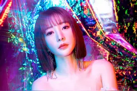 40岁柳岩晒性感照，抹胸裙衬前凸后翘好身材，短发减龄像少女图片