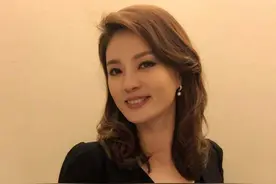 43岁前央视主持人罕露面，皮肤紧致红润似少女，离婚两次至今单身图片