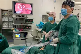 甘肃省妇幼保健院为一名双侧膀胱输尿管反流患儿成功开展腹腔镜气膀胱输尿管再植手术图片