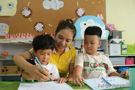 幼儿园教师精心呵护爱暖人心 家长带萌娃感恩付出鲜花致意图片