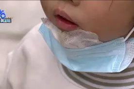 女孩玩滑板车男孩伸脚，祛疤整形谈不好图片