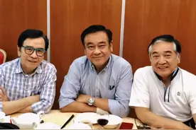 姜大卫25岁儿子近照帅气，与秦沛女儿同框演唱，两堂姐弟感情好图片