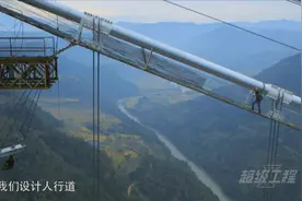祖祖辈辈修桥，他设计的桥与众不同，大桥高达百米还有人行道