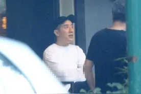 38岁房祖名近况曝光，模样与成龙越来越像，抽雪茄开豪车太潇洒图片