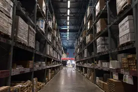 在送货路上，快递员竟把银砖转移自己的背包里……图片