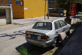 为啥宁愿把车扔了，也不愿意到车管所报废？车主：说起来都是泪图片