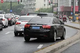 打了转向灯还吃罚单？交警解释如何正确打灯，不是打够3秒，也不是边打边变 | 申晨间图片