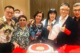 TVB老戏骨重聚！鬼婆罗兰满头白发状态好，刘纬民息影30年已发福图片