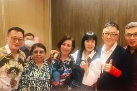 TVB老戏骨重聚！鬼婆罗兰满头白发状态好，刘纬民息影30年已发福图片