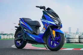 时速可达122km/h，配4000W中置电机，金城高速电摩评测图片