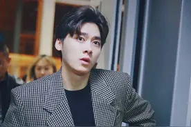 李易峰的西装穿搭，凸显成熟男人的稳重图片