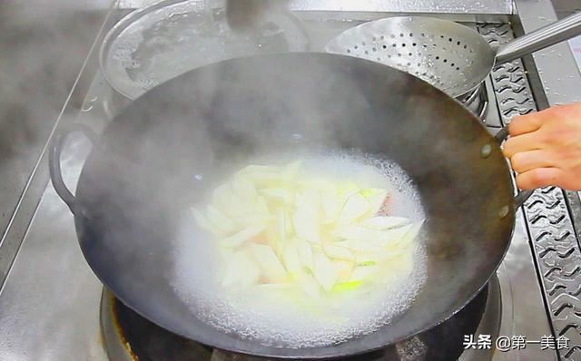 第一美食：两根茭白，一块炒肉，厨师长教你地道的家常做法