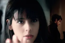 女子躲在镜子后偷窥，竟看到男友的黑暗面，爱情考验到底试探什么图片