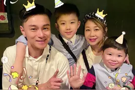 晒历年庆祝合照很甜蜜！黄浩然和老婆互相送花贺结婚15周年图片