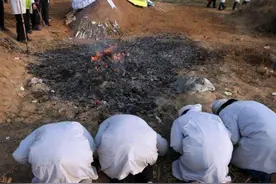 北大教授吴飞建议恢复土葬：火葬将人当垃圾处理，少了人情味图片