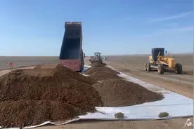 淖毛湖至三塘湖公路贯通图片
