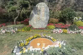 袁隆平安葬仪式再次让人看哭，遗憾没有国葬在岳麓山图片