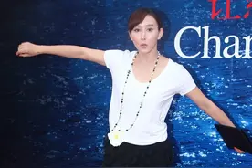 阔太胡静好任性，穿廉价背心走红毯像睡衣，项链长到腰里还别朵花图片