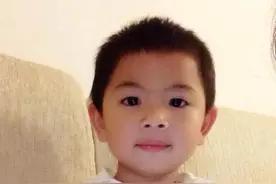 看看哥哥和弟弟谁帅一些 上面是哥哥下面是弟弟的相片图片