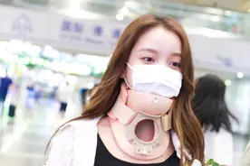 心疼plmm！姜贞羽退出《创3》后现身脖子戴颈托图片