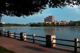 成都有座宜居“小县城”，四季如春景色美，新房均价仅需6000元图片